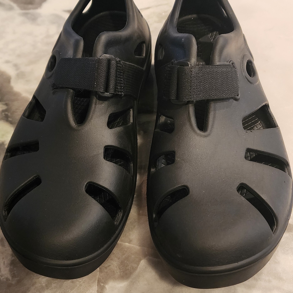 OOFOS Black Slip-On Recovery Sandals